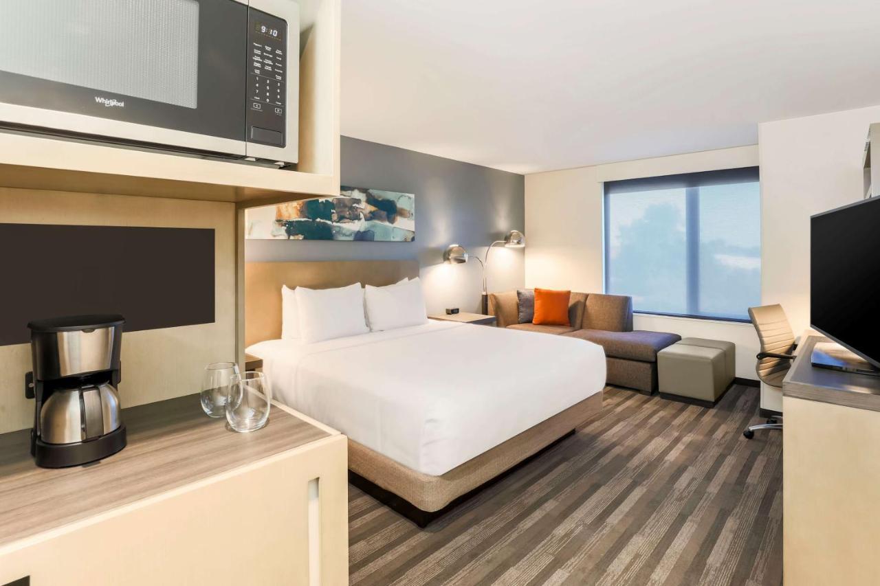 Den King Room with Roll-in Shower - Disability Access