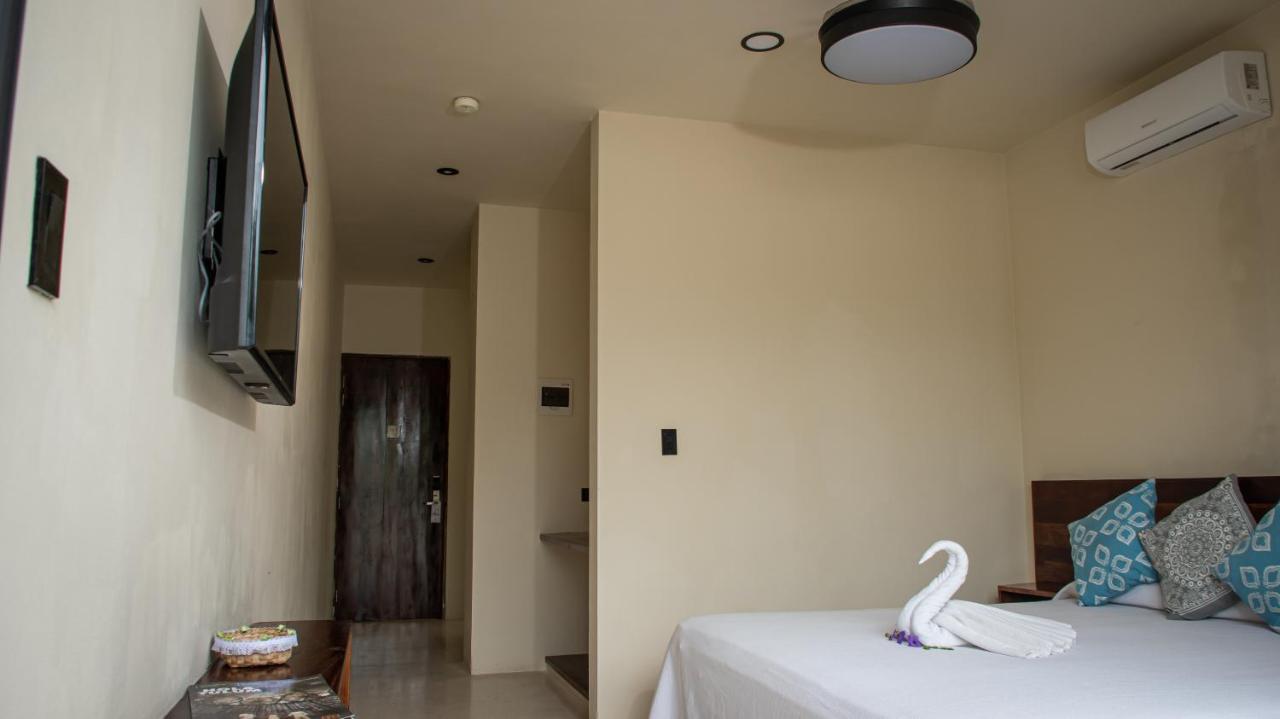 Habitación con cama extragrande y vistas al jardín