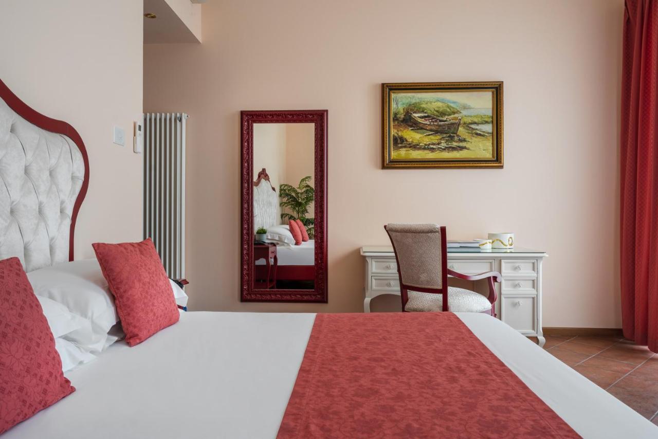 Double Room with Balcony and Lake View