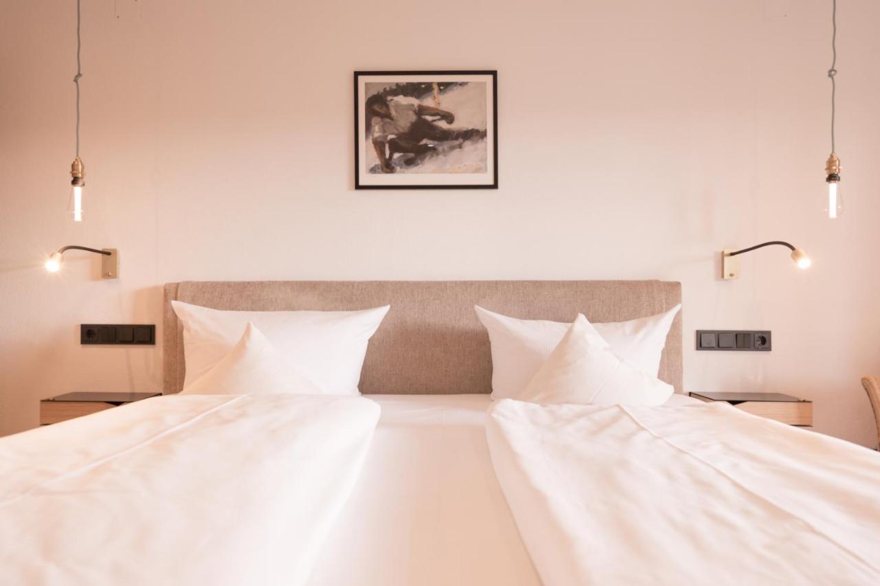 Zimmer mit Kingsize-Bett und Bergblick