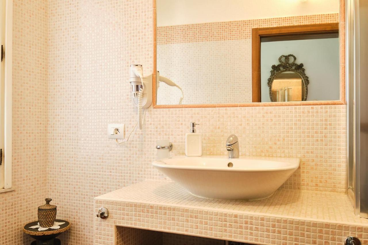 Tweepersoonskamer met een Eigen Externe Badkamer