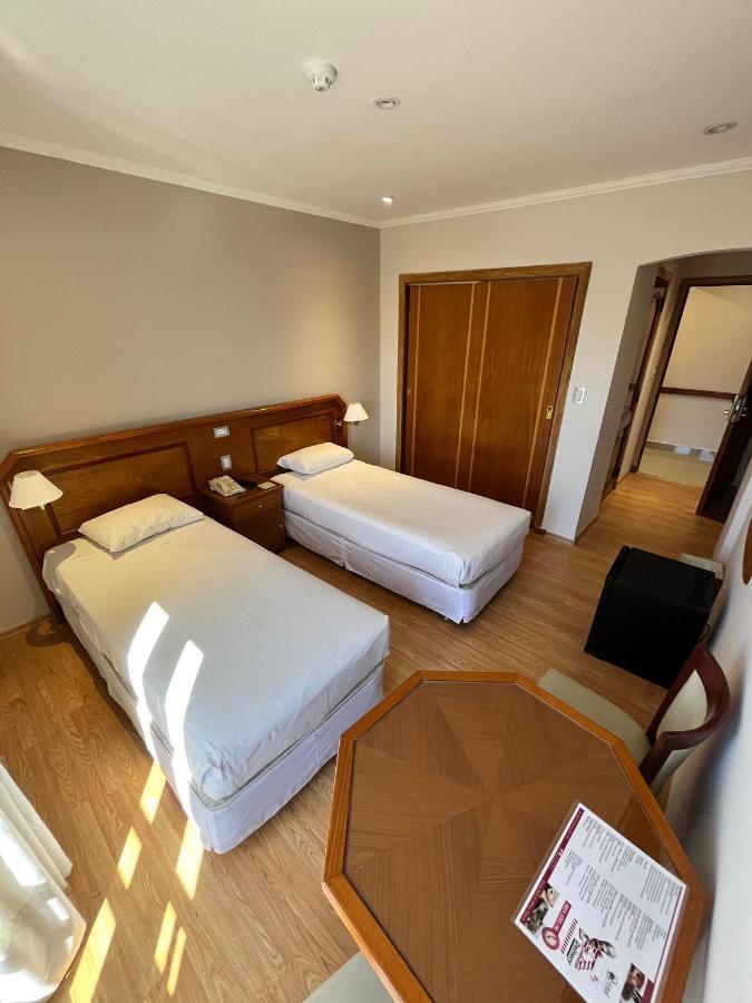 Quarto Standard com 2 Camas de Solteiro e Vista do Interior