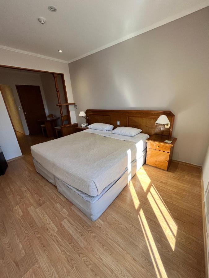 Quarto Standard com Cama Grande e Vista do Interior