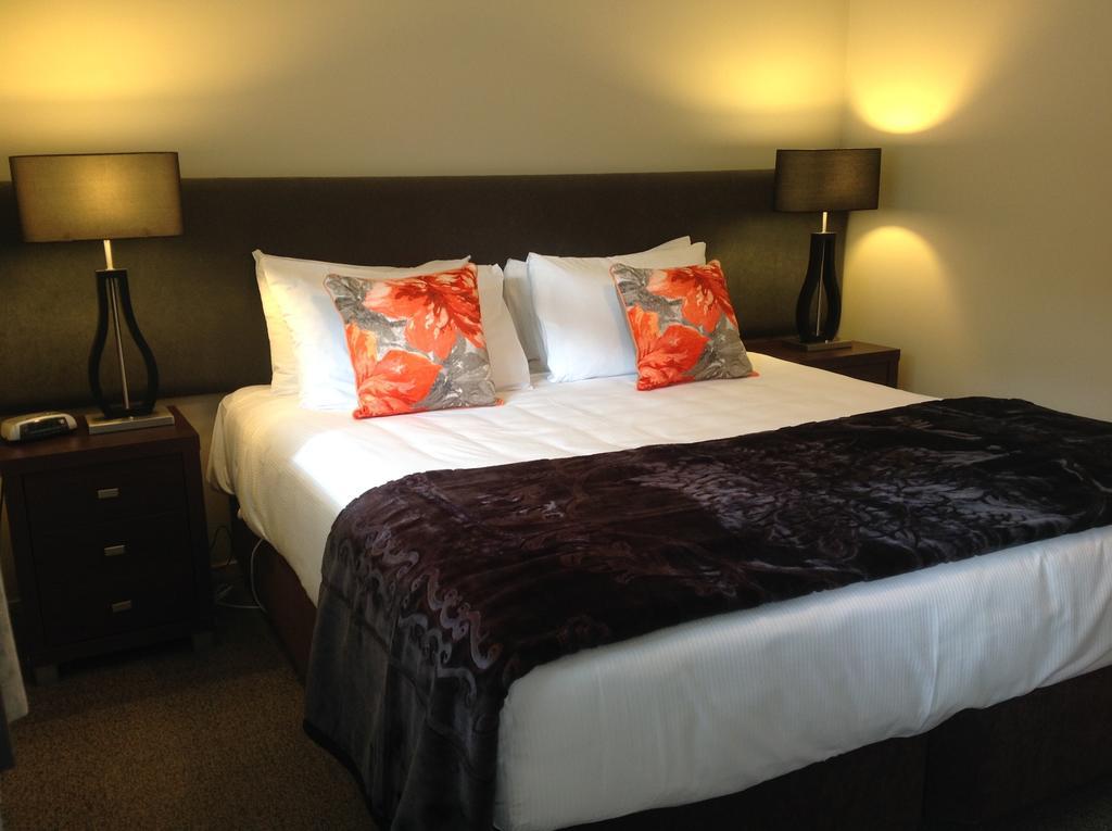 One-Bedroom Suite with Lake View