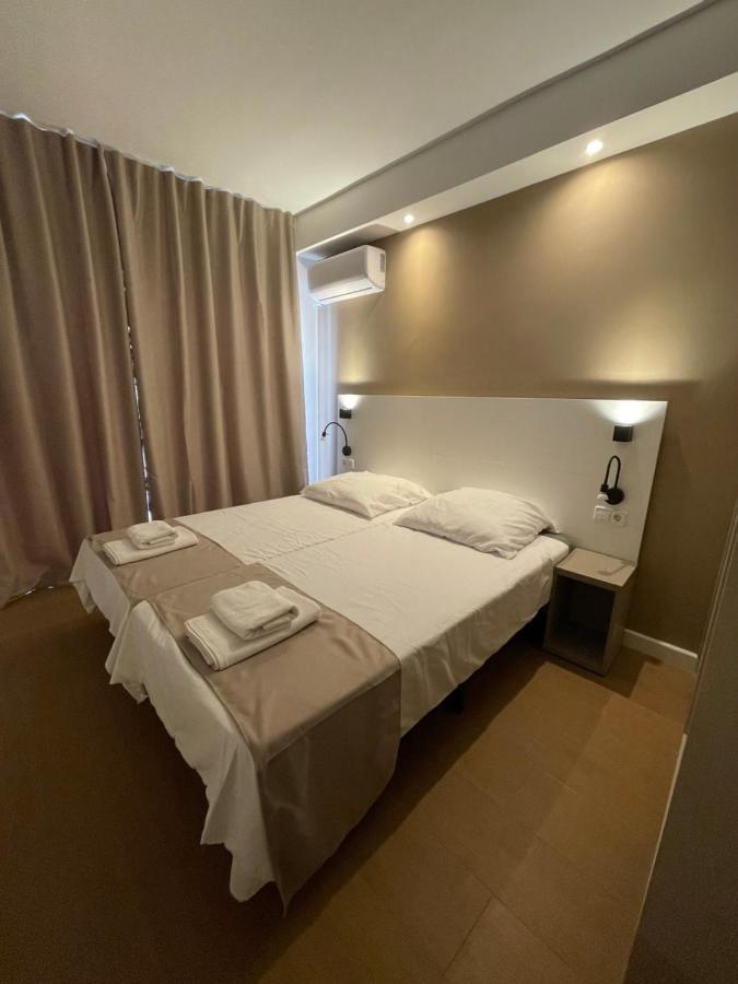 Doppel-/Zweibettzimmer mit Balkon
