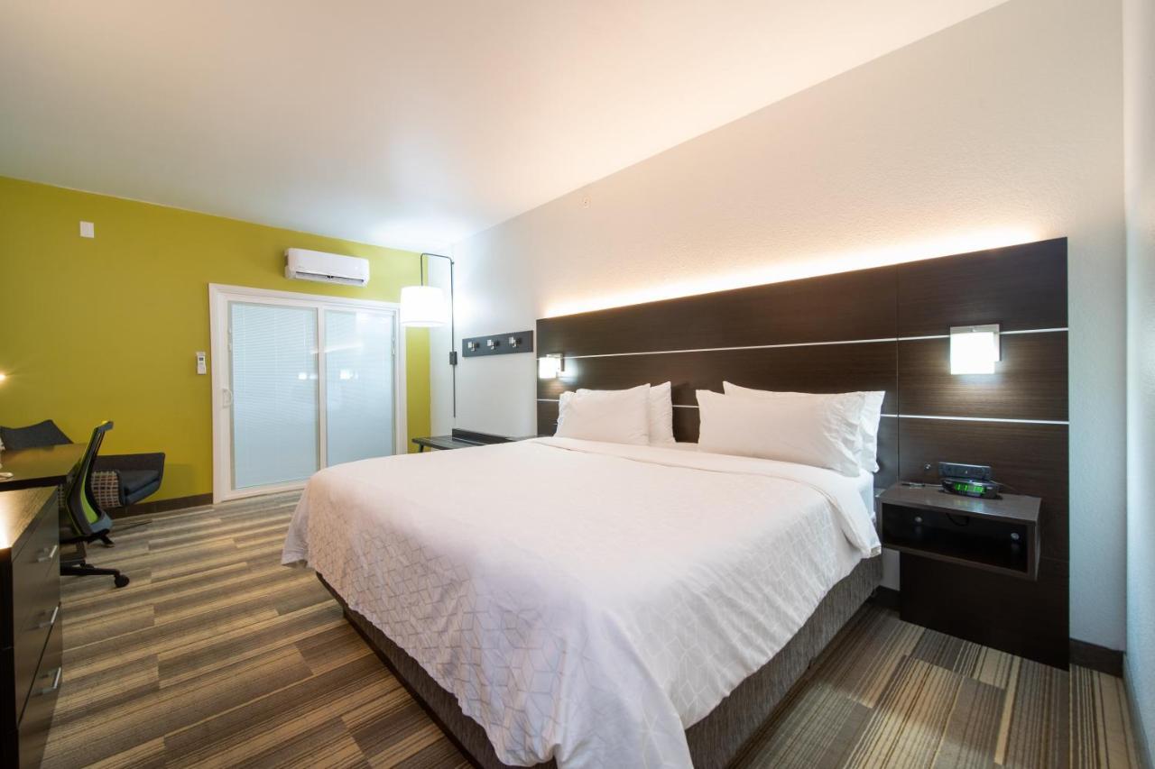 Standard King Room with Pool View