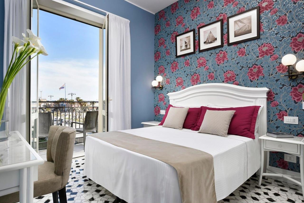 Doppel-/Zweibettzimmer mit Balkon und seitlichem Meerblick