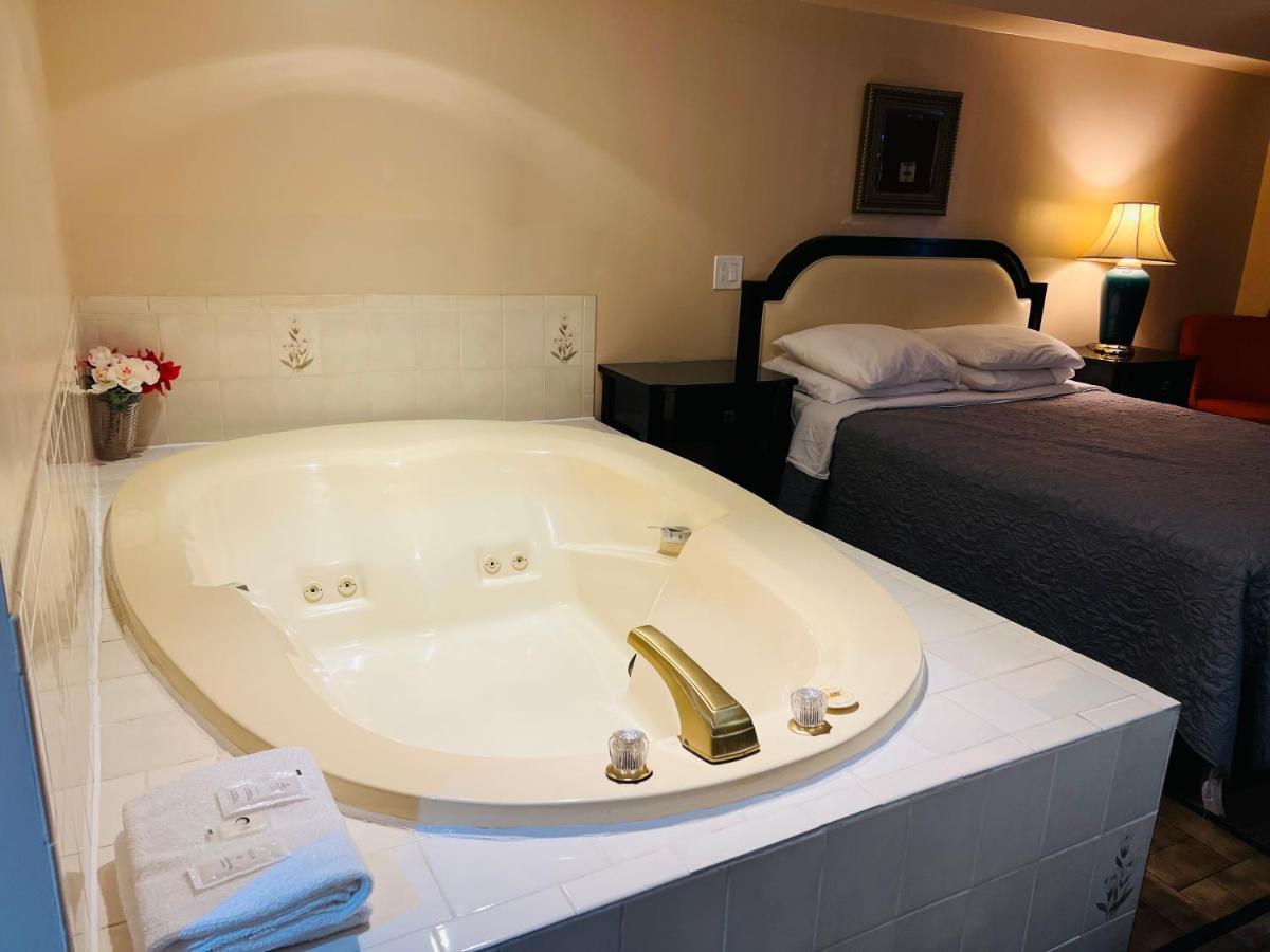 Queen Suite with Spa Bath