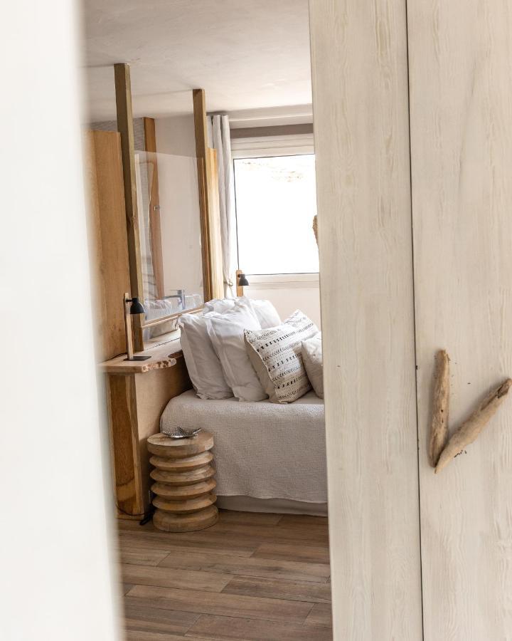 Dieses Apartment verfügt über ein Schlafzimmer, einen eigenen Pool und eine Terrasse mit Meerblick.