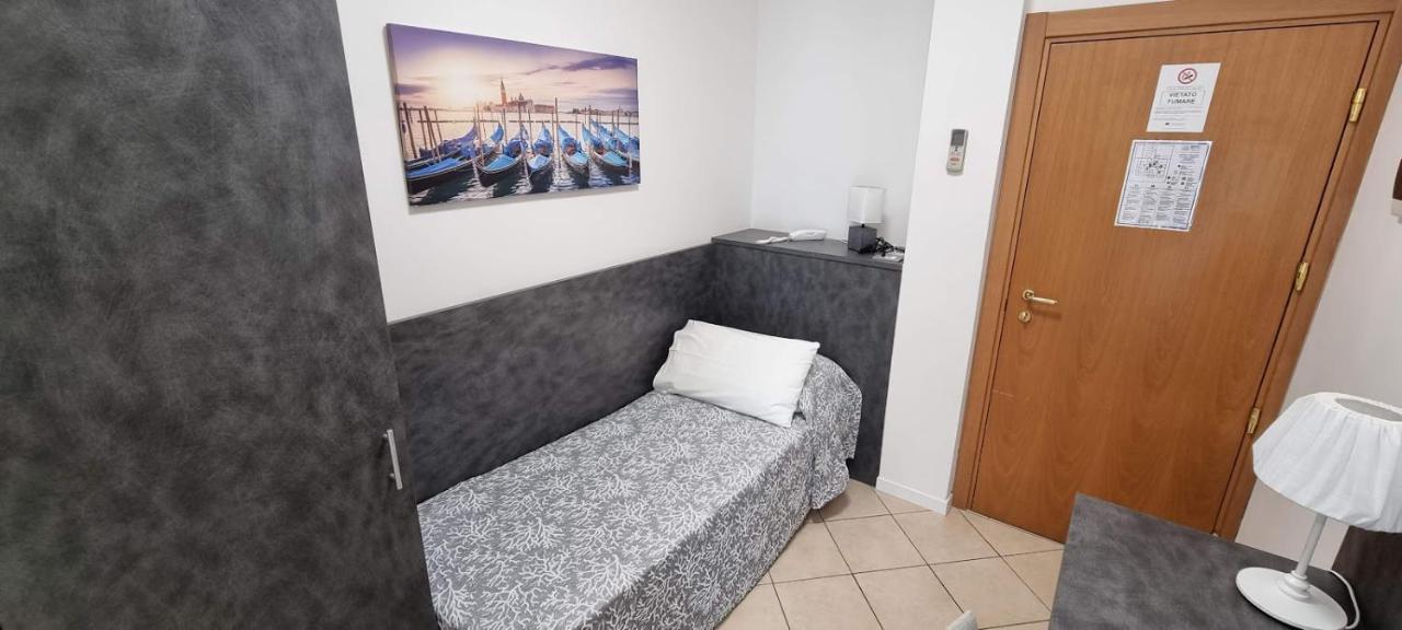 Single Room Balcony,249931421:JPEG