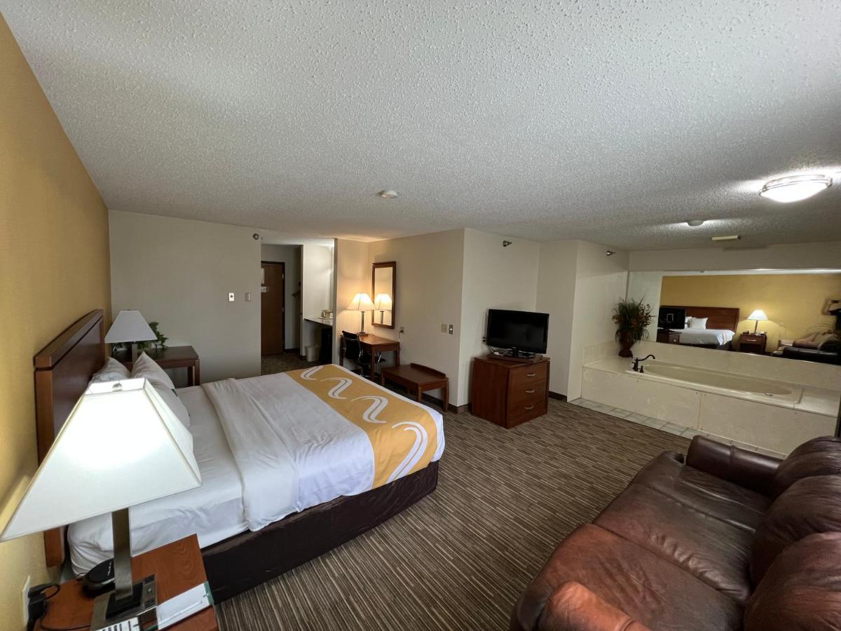 One Room Suite with Whirlpool - Non Smoking