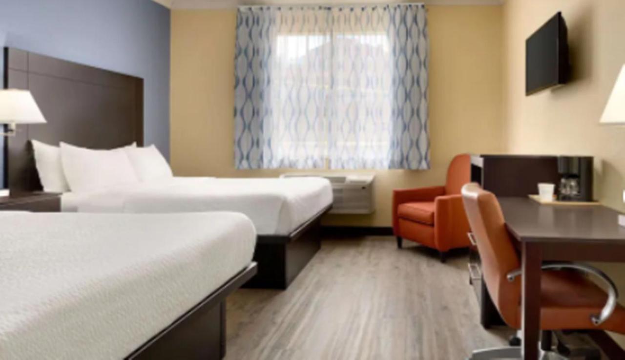 Queen Room with Two Queen Beds and Roll-In Shower - Mobility Accessible/Non-Smoking