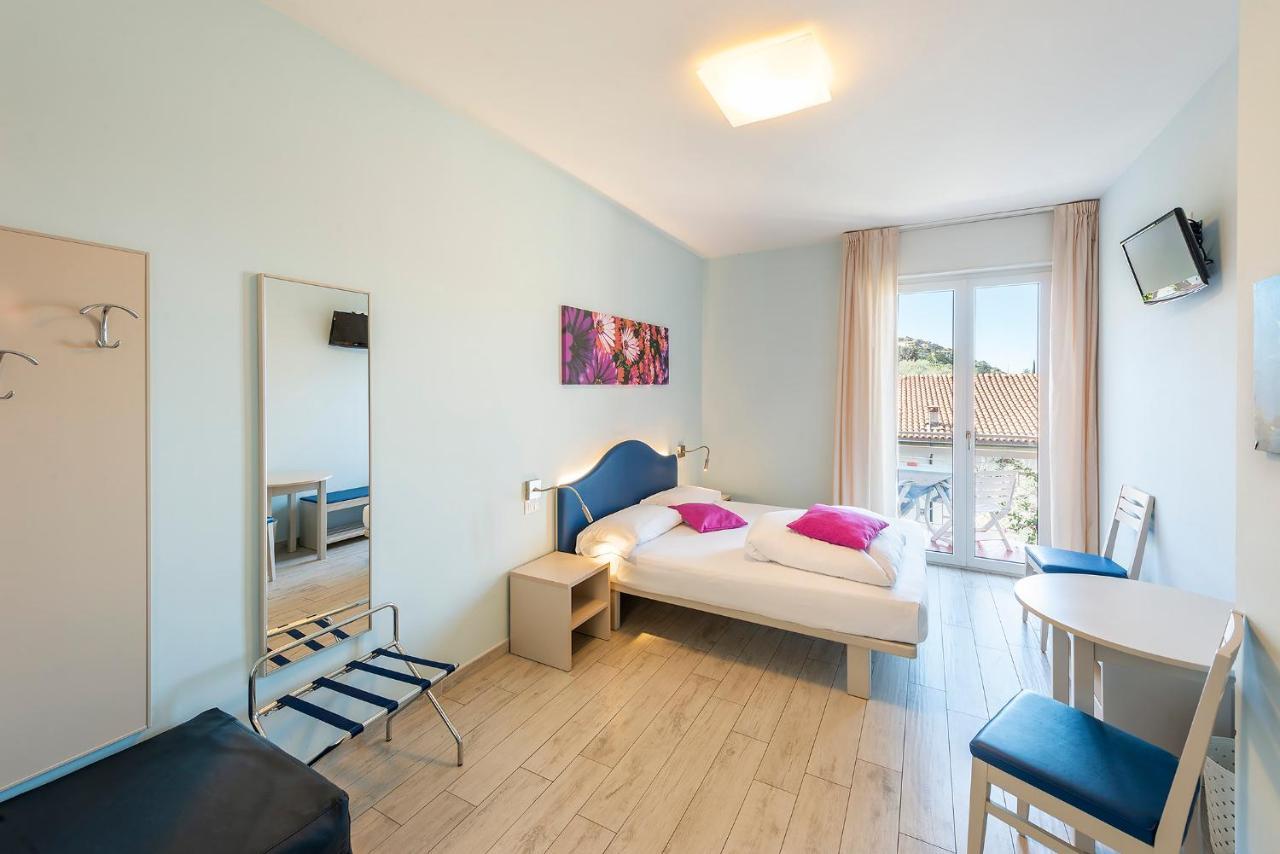 Superior Dreibettzimmer mit Balkon und teilweisem Seeblick