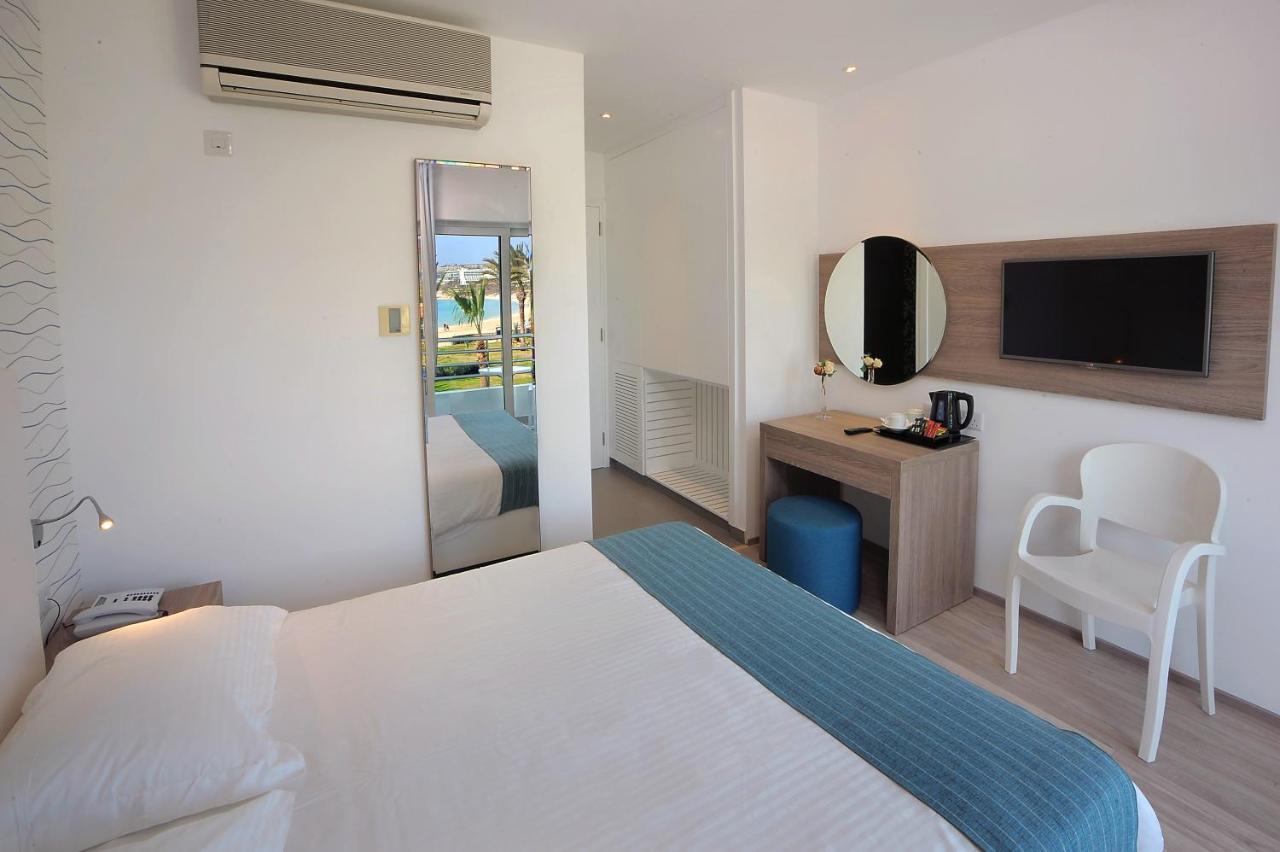 Double or Twin Room Side Sea View