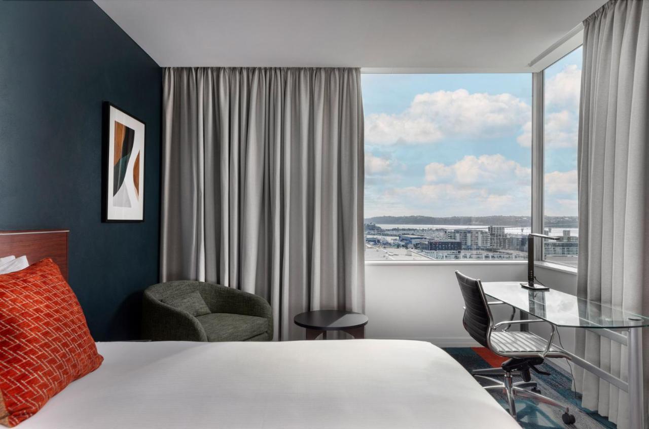 Premium Zimmer mit Kingsize-Bett und Hafenblick