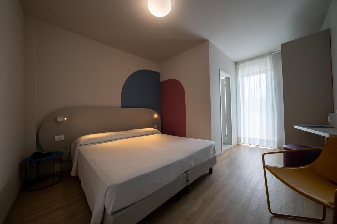 Doppel-/Zweibettzimmer mit Balkon