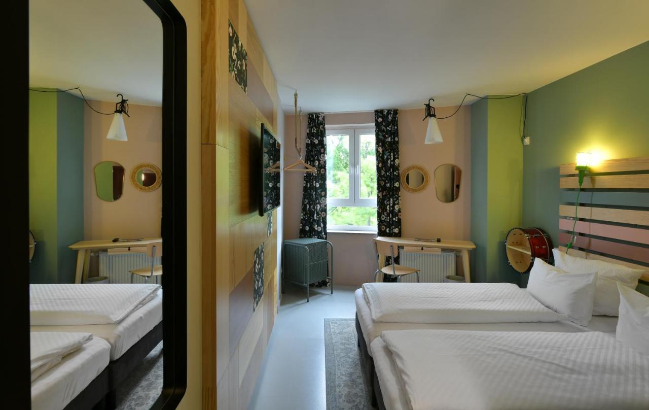 Twin Room,1589132153:JPEG