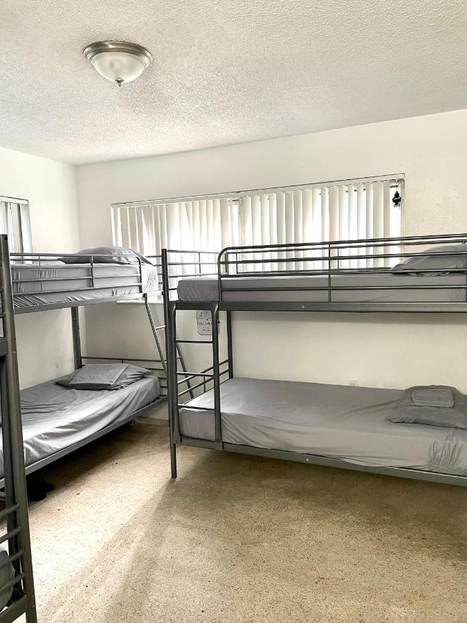 Cama Individual en dormitorio compartido de 6 camas