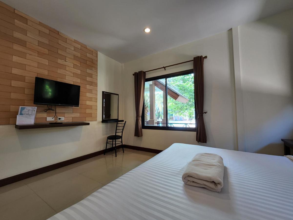 Two-Bedroom Bungalow with Living Room (4 Adults)