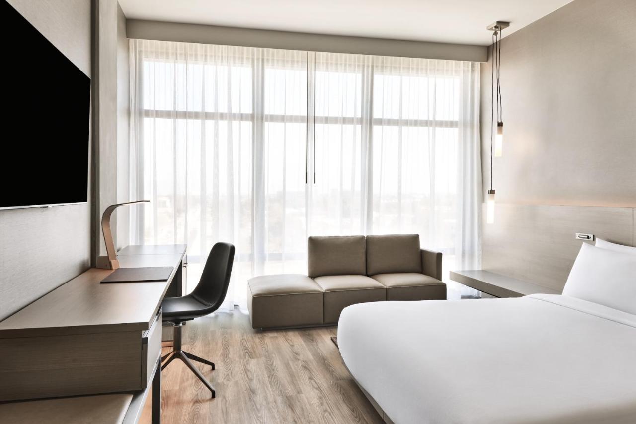 King Room with Mountain View - Mobility/Hearing Accessible with Roll-In Shower