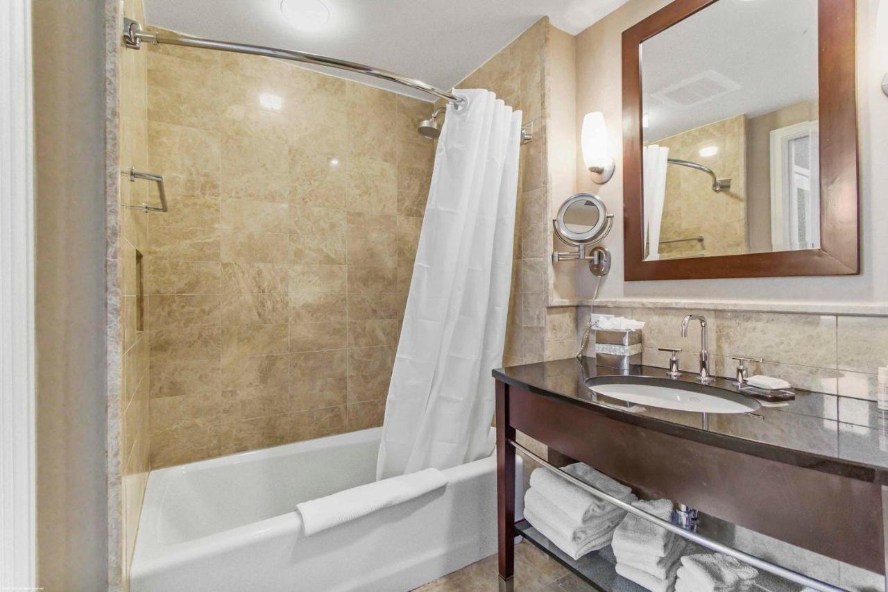 King Suite with Pool View