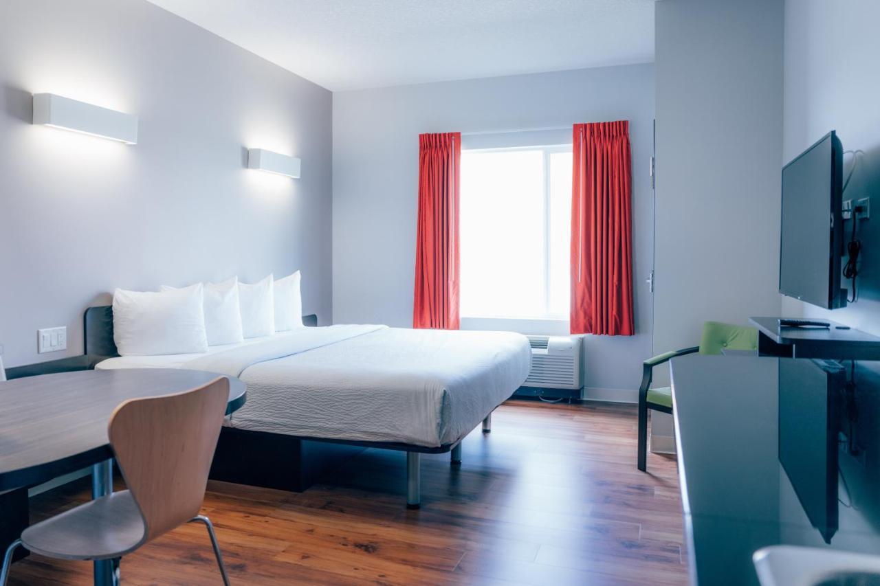 Deluxe King Room - Non-Smoking