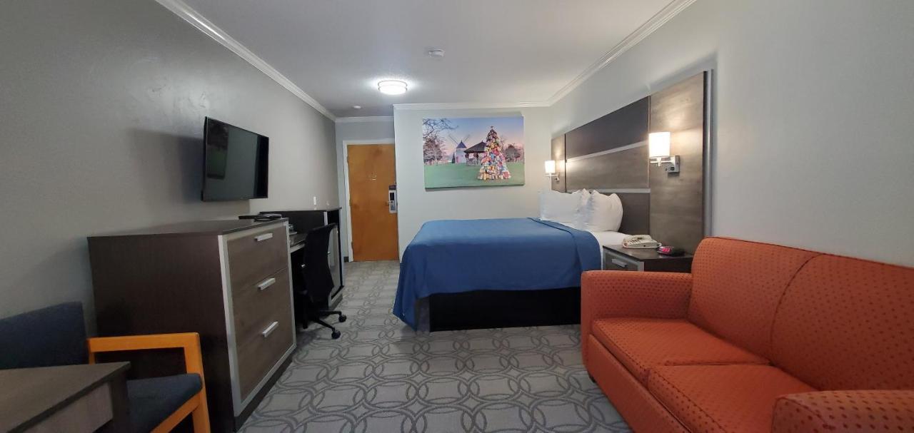 King Room with Pool View (Non-Smoking)