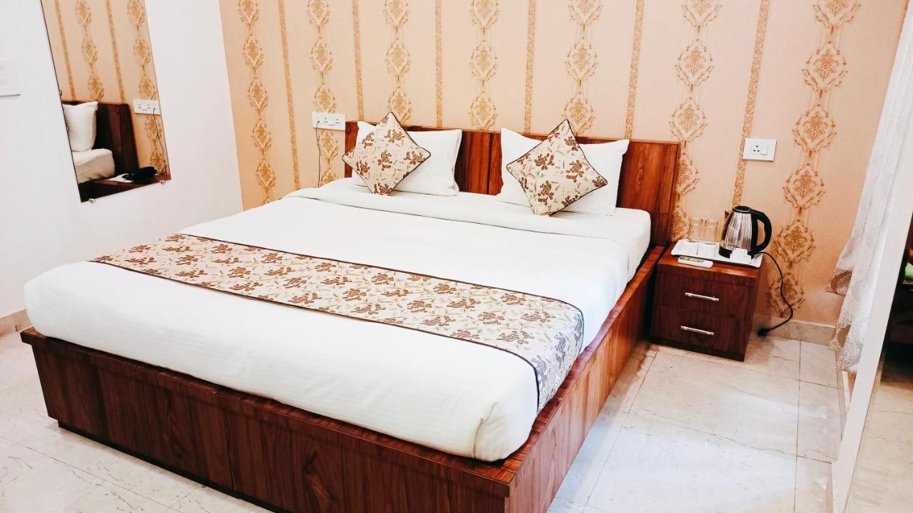 Deluxe Double Room (2 Adults + 1 Child)