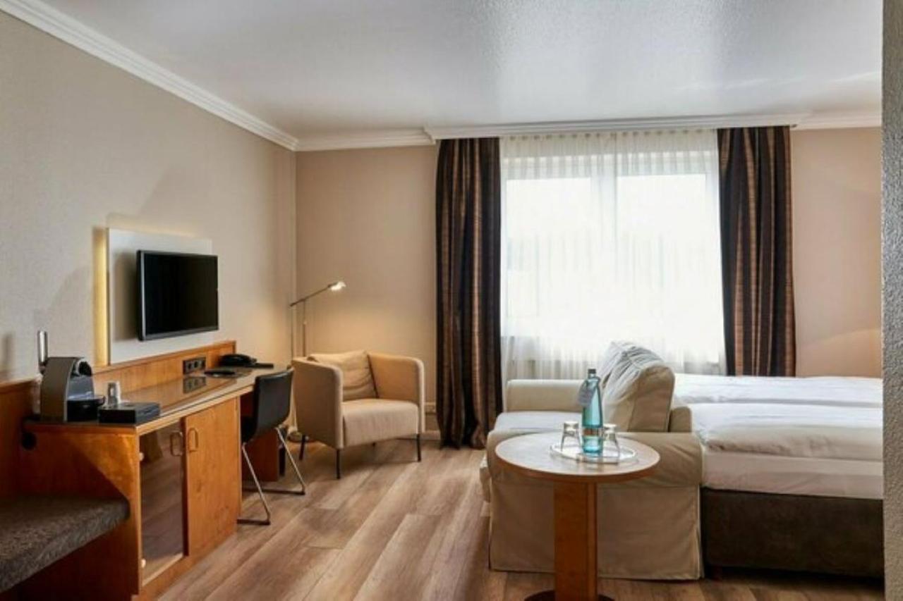 Kleines Doppelzimmer mit Queensize-Bett und Gartenblick