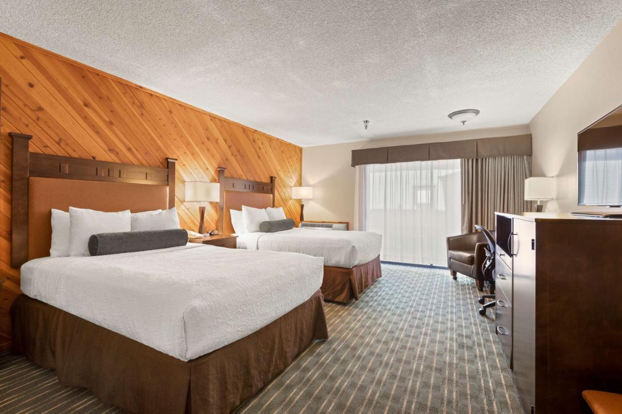 Queen Room with Two Queen Beds with Mountain View