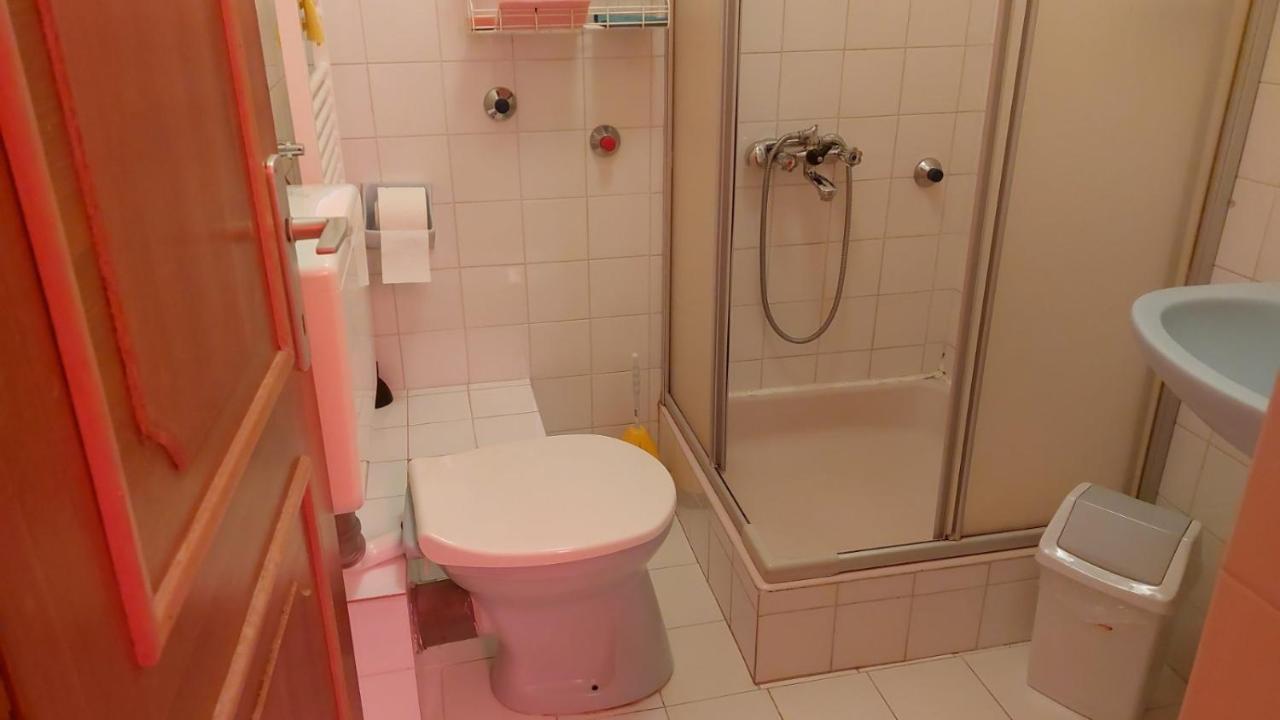 Kis szoba kétszemélyes ággyal vagy 2 külön ággyal