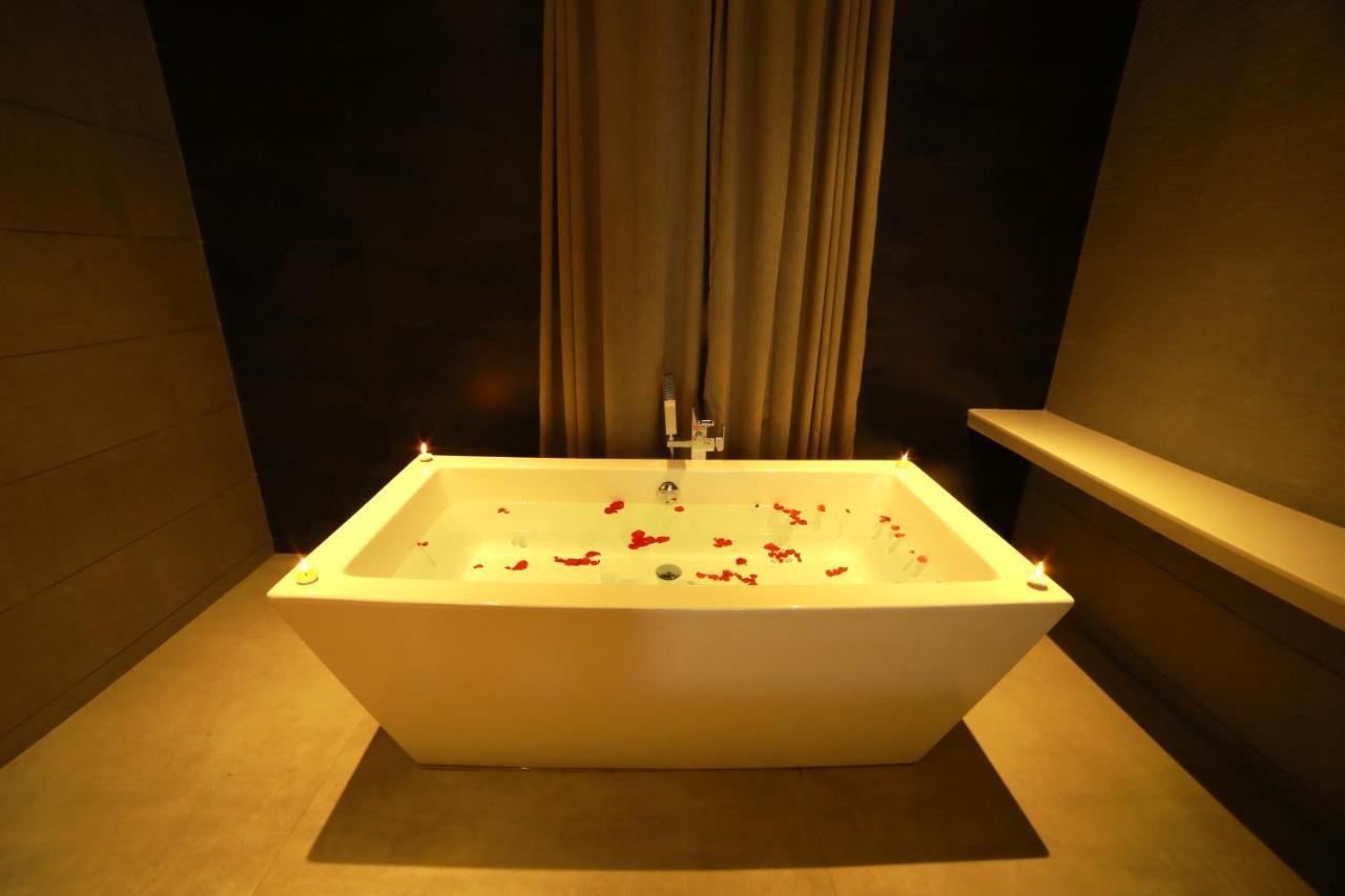 Honeymoon Suite Bathtub Complimentary Pedal Boat & Zip Lining,1252423705:JPEG