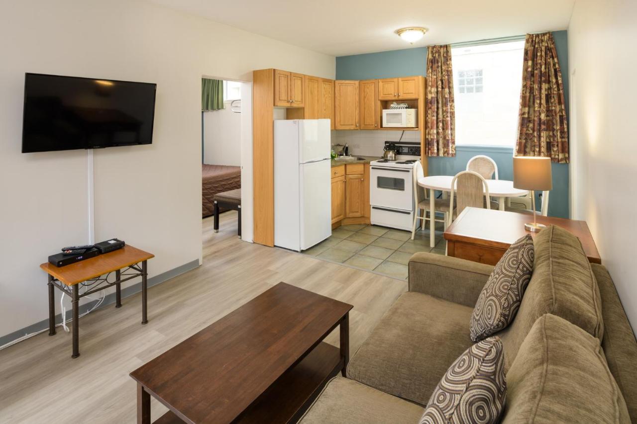 One-Bedroom Queen Suite with Kitchen