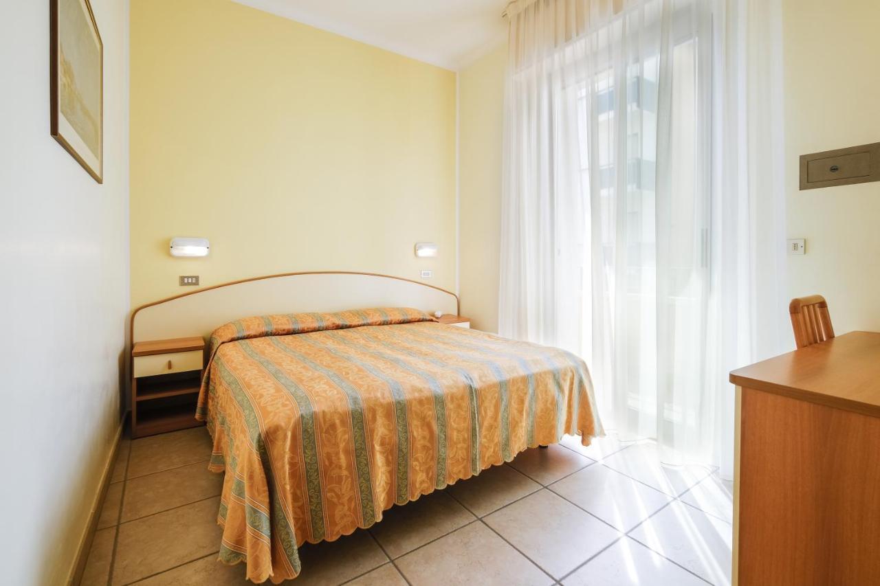 Doppel-/Zweibettzimmer mit Balkon