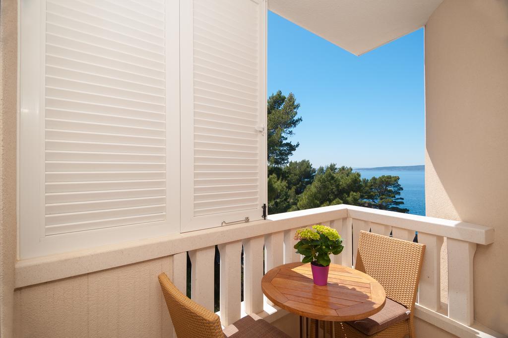 Suite with Side Sea View