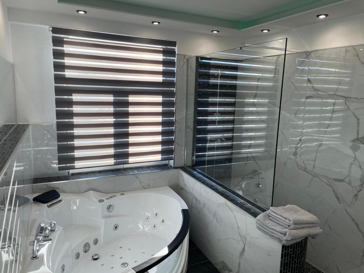 Doppelzimmer mit Whirlpool-Badewanne