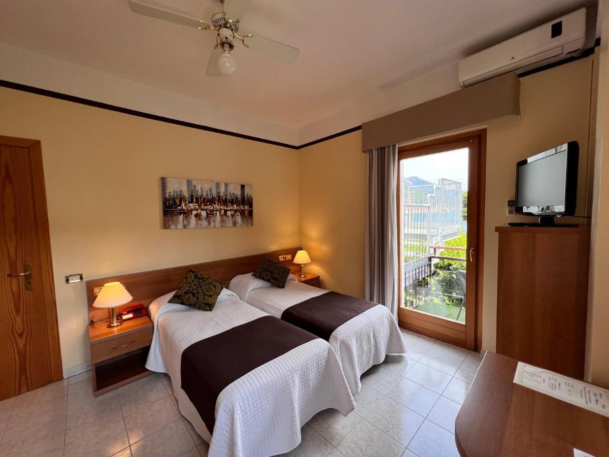 Doppelzimmer mit Balkon und Hügelblick
