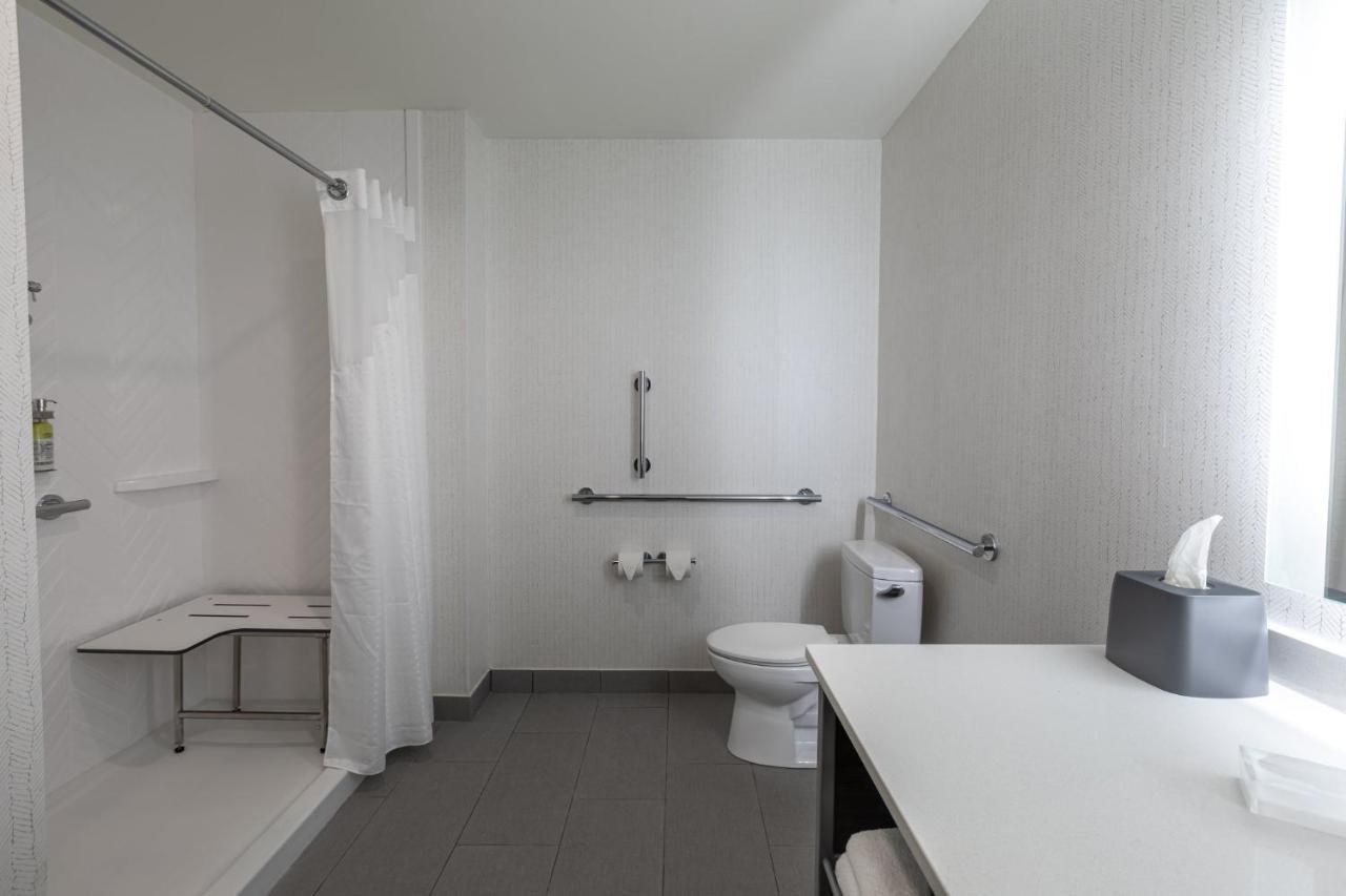 King Room with Roll-In Shower - Disability Access