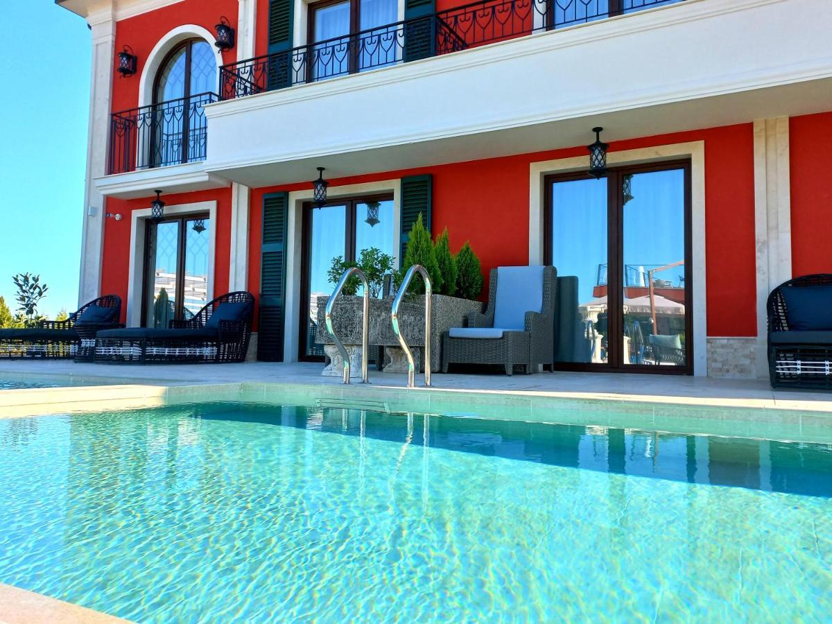 Villa President VIP mit eigenem Pool (4 Erwachsene + 2 Kinder)