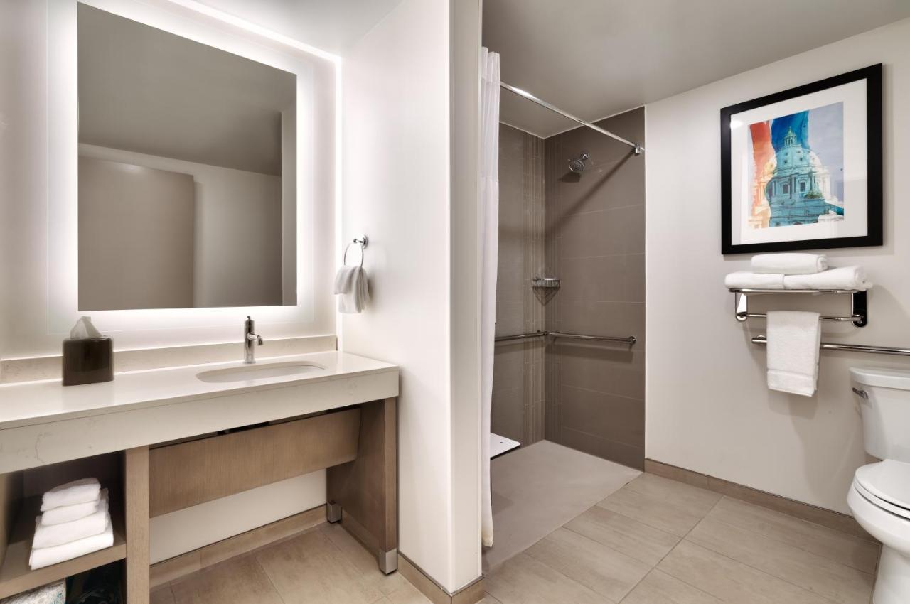 Den Queen Room Two Queen Beds Roll Shower Disability Access