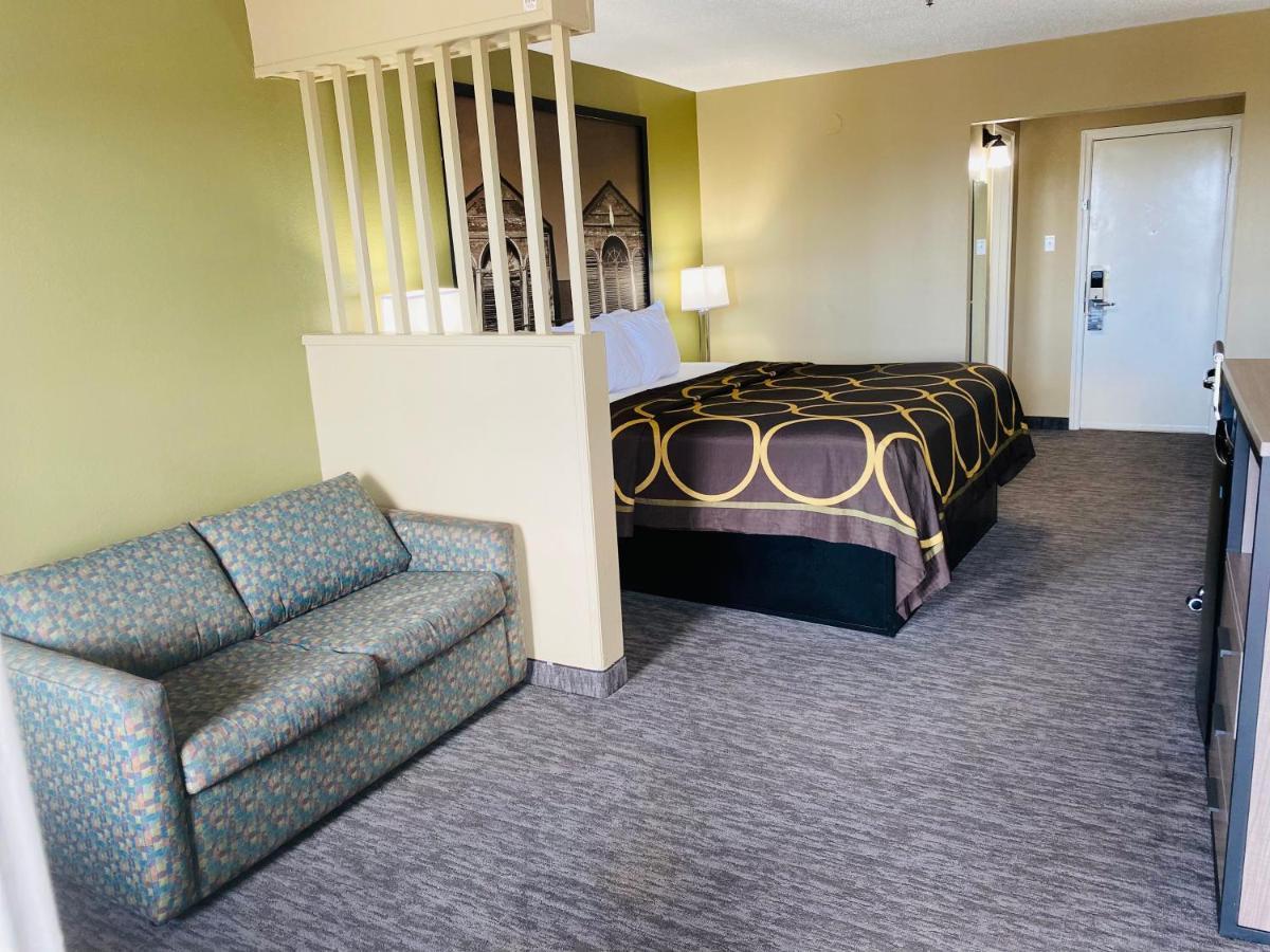 Deluxe King Room - Non-Smoking