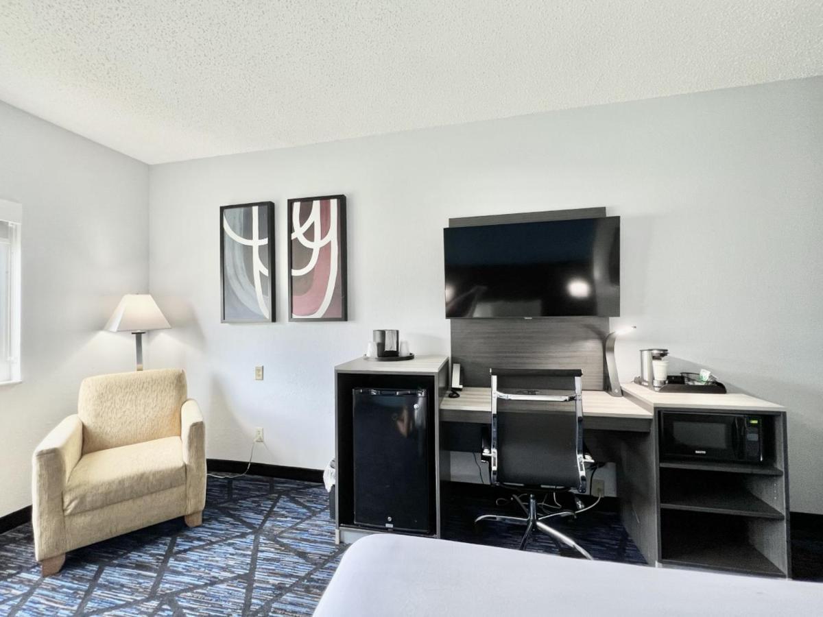 1 Queen Bed, Mobility Accessible Room, Bathtub w/ Grab Bars, Non-Smoking