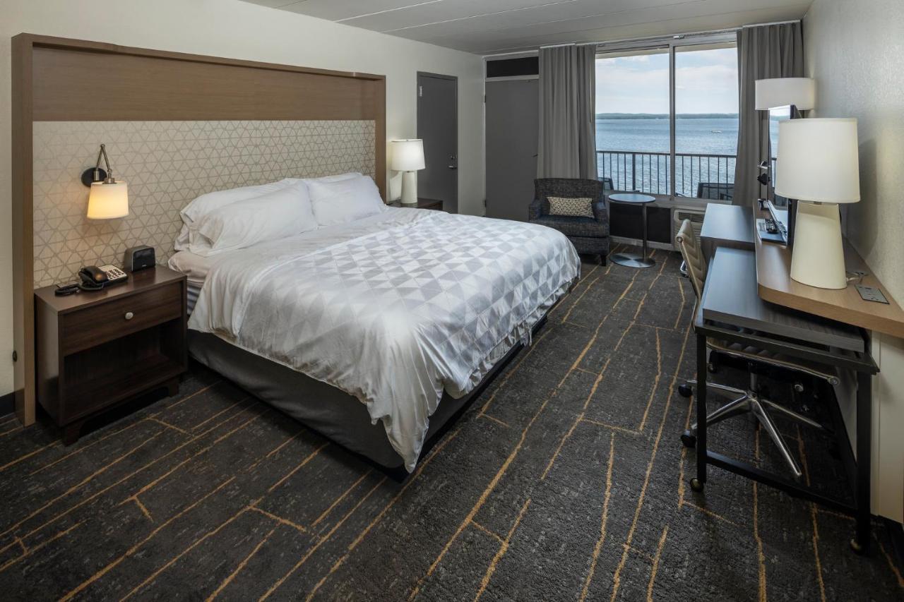 Standard King Room with Lake View