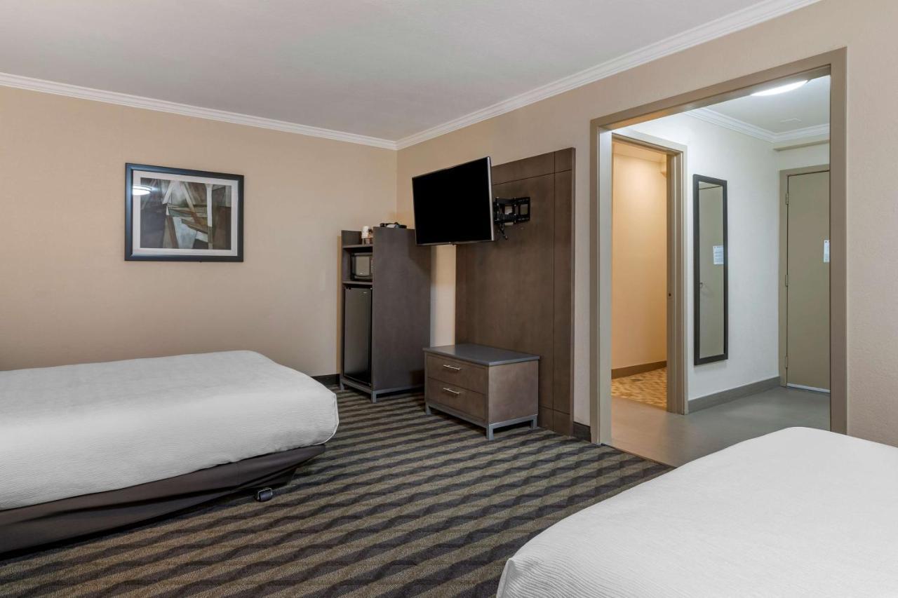 Queen Room with Two Queen Beds and Roll-In Shower - Mobility Access/Non-Smoking