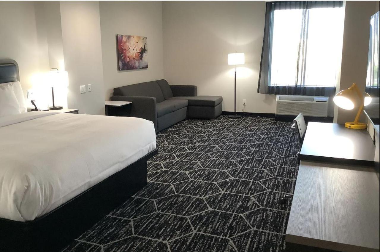 Deluxe King Room - Non-Smoking