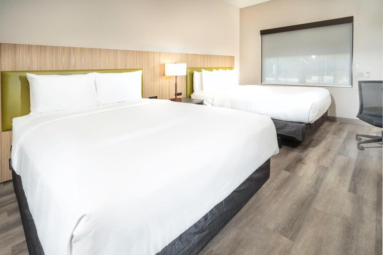 2 QUEEN BEDS-NON SMOKING