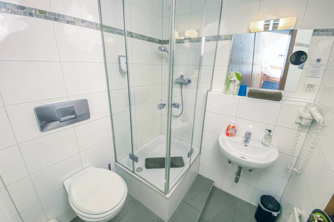 Small Single Room - Street side