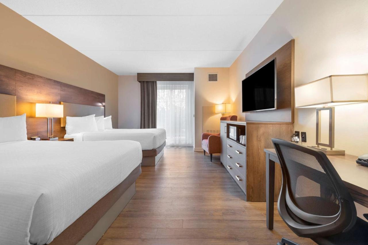 Queen Room Two Queen Beds Park View Non-Smoking