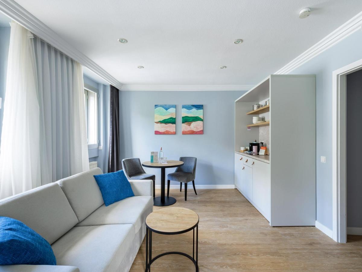 Estudio extragrande con zona de cocina y sofá cama