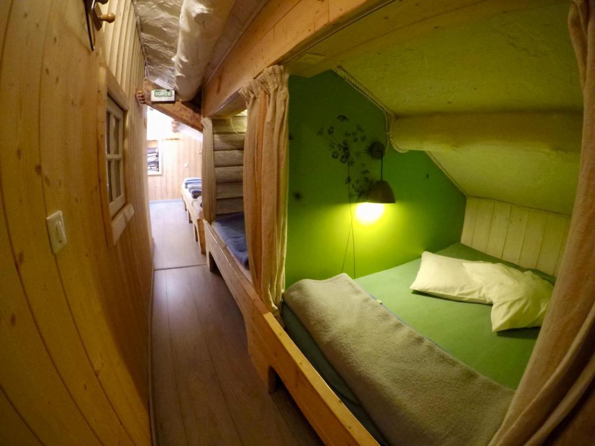 Lit Simple dans Dortoir